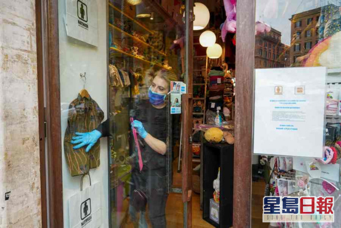 意大利逐步放寬封城令服裝店電器商店等獲准重開。AP