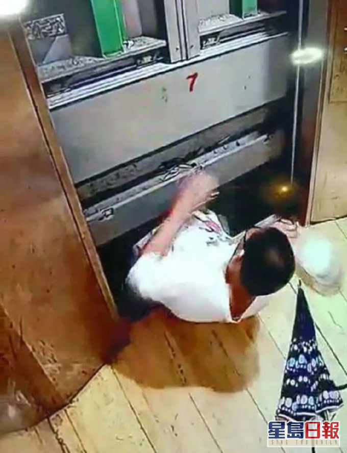 13歲男童困升降機墮樓亡。網上圖片