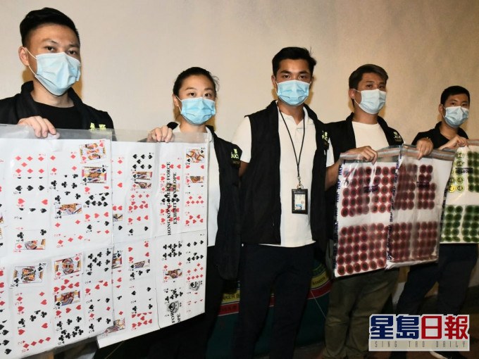 警方於荃灣沙咀道寶業大廈一個約1,700呎的單位搗破百家樂賭場。