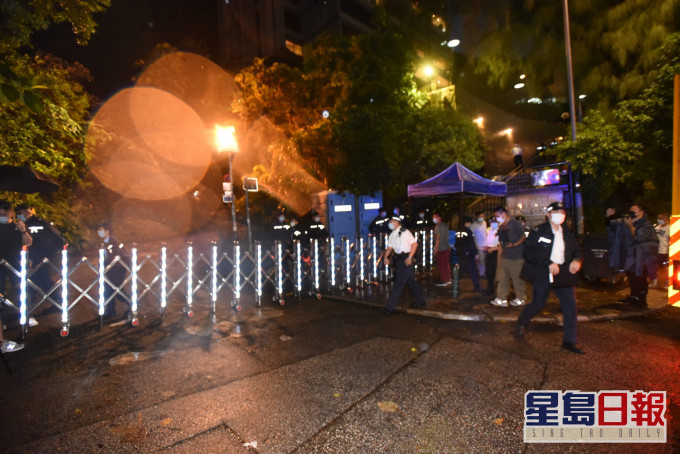黃泥涌峽道利安閣封區強檢。