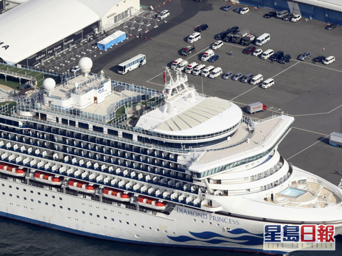 政府將於明日派出包機,免費接載「鑽石公主號」郵輪上病毒檢測結果為陰性的港人回港。ap