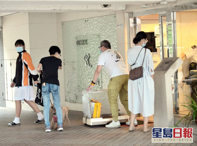 荃威花园R座住户早前被送往检疫。资料图片
