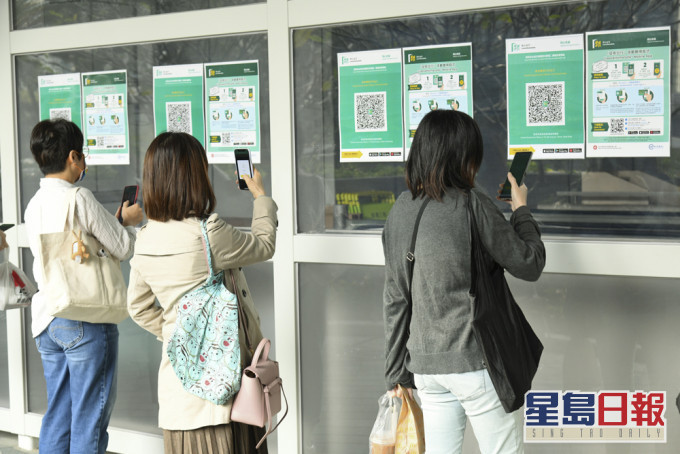 政府下周四起全面恢復正常公共服務,出入政府大樓須掃瞄「安心出行」。 資料圖片
