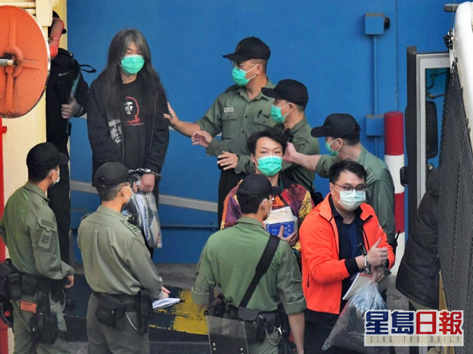 被告岑子杰(中)及梁國雄(左)。