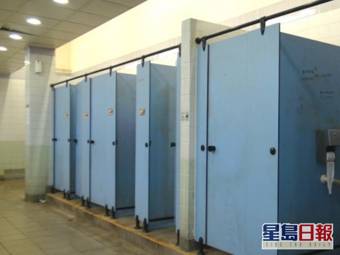 2名清潔工到訪多間油尖旺區公廁。資料圖片