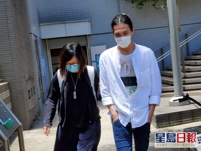 被告簡梓濱(右)。