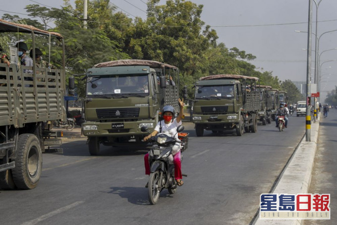在第二大城市曼德勒有多輛軍車進駐。AP圖片