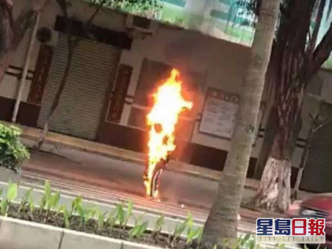 男子突然自燃。网图