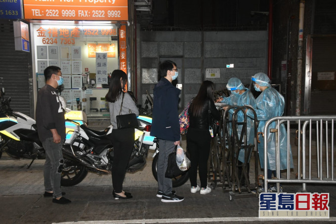 居民需要登記才能回家。
