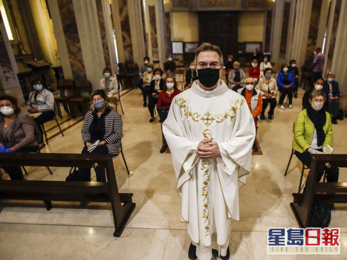 意大利天主教堂可以為恢復彌撒作準備,但信眾要戴口罩及保持社交距離。AP