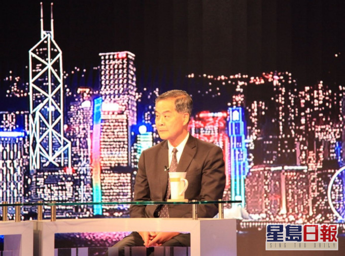 梁振英又指,有泛民人士表示希望参选立法会。凤凰卫视图片