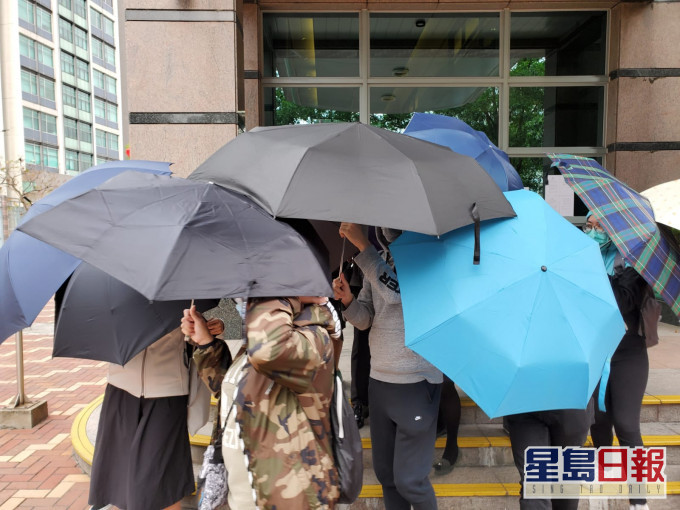 24岁被告邓力豪被伞阵包围。 叶君怡摄