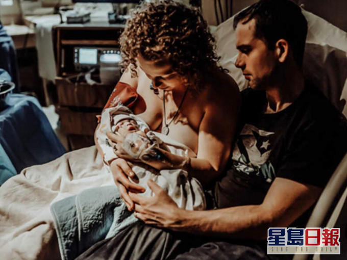 一位孕婦發現胎死腹中,引產後仍然由專業的分娩攝影師拍下照片。網圖