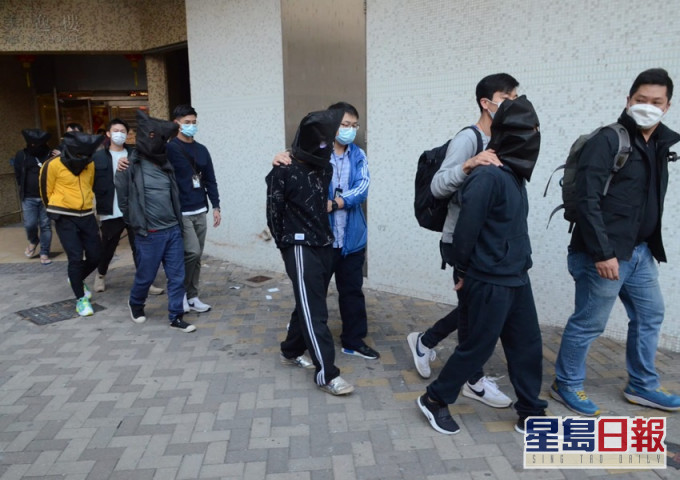 5名疑犯被黑布蒙頭帶返警署調查。
