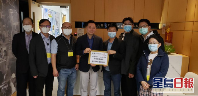 勞聯飲食業工友代表何仁清(右一),旅遊業工友代表葉志偉(左一)、向勞福局副局長要求政府盡快向工友推出現金紓困措施及協助企業搬購防疫保護物資。