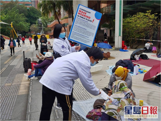 多個部門巡查外傭聚集地方,呼籲遵守防疫規定。政府圖片