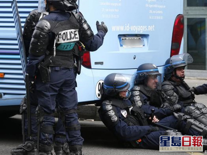 內政部長強調新法是要保護執法人員人身安全。AP