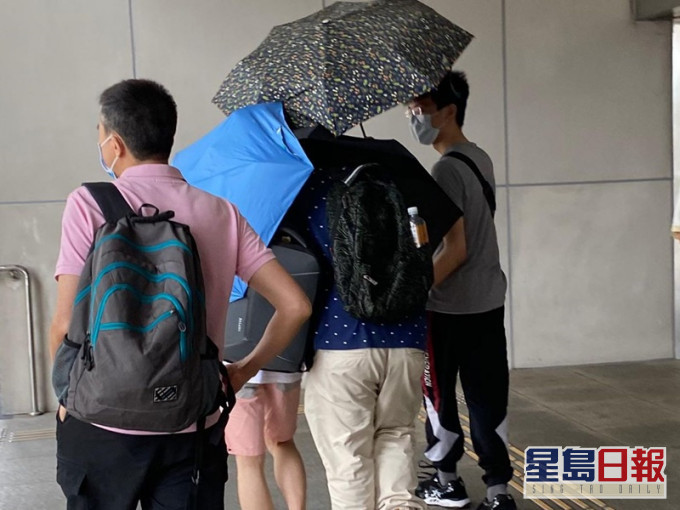 被告麥芸端 (藍衫)。張旭珊攝