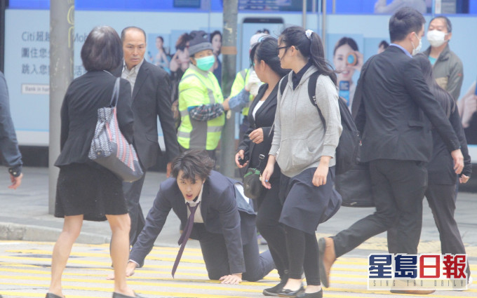 廣沛爬在馬路上來回多次拍攝,除了臨時演員外,還引起不少路過巿民投以奇異目光。