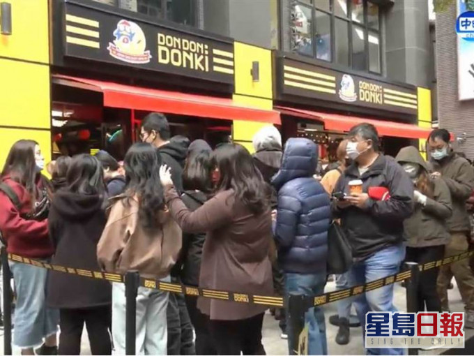 开幕首日逾千人到访朝圣。新闻直播截图