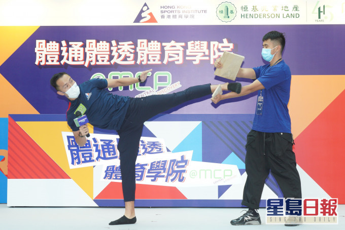 李振豪（左）展示空手道運動。