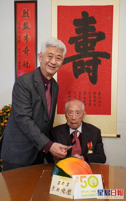 胡懷中表示,一家為為胡鴻烈準備他最愛食的糖醋松子魚,更有生日蛋糕慶祝。