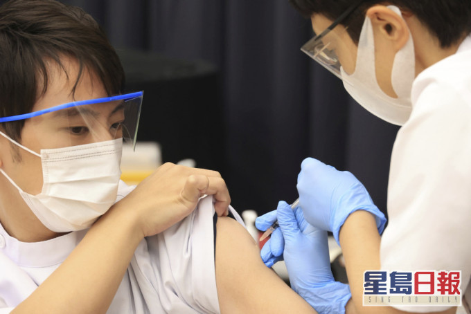日本再有5人接種輝瑞疫苗後現嚴重過敏反應，累計達8宗，全部為女性。AP圖片