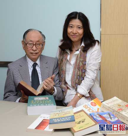 楊余夏卿(右)以7350萬沽出中半山寶雲大廈單位,旁為前首席大法官楊鐵樑。