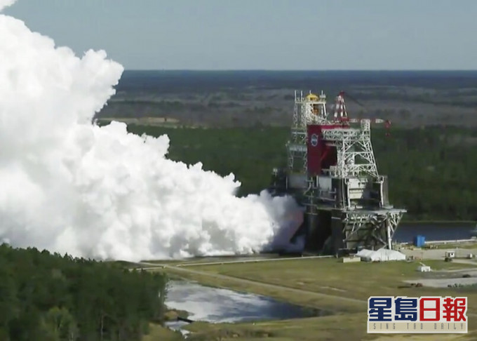 美國太空總署測試「太空發射系統」重型火箭,確認其成功運作。AP圖