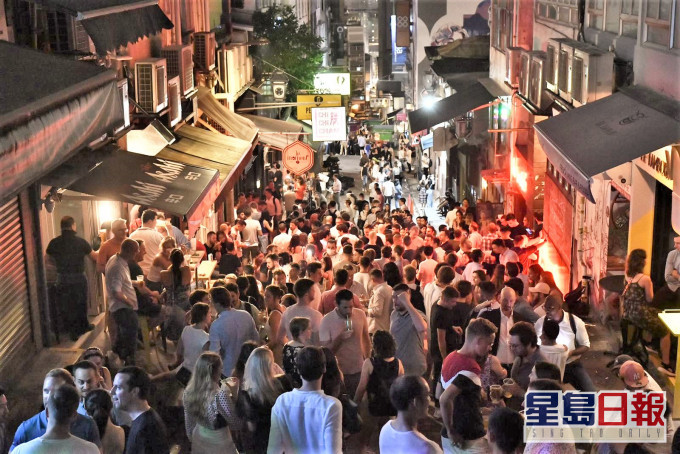 酒吧逼满顾客。
