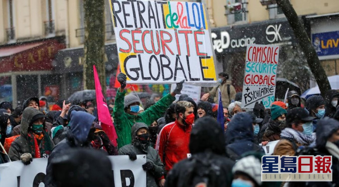 巴黎有大批示威者遊行抗議《整體安全法》。