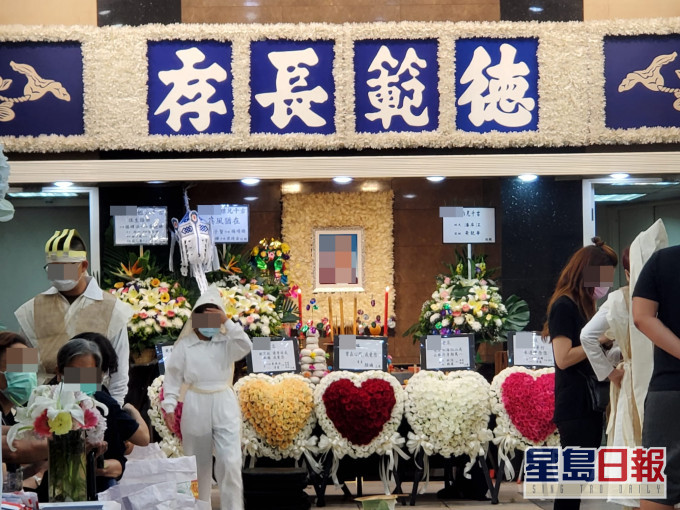 黃伯的喪禮在九龍殯儀館舉行,一批親友到場致祭。梁國峰攝