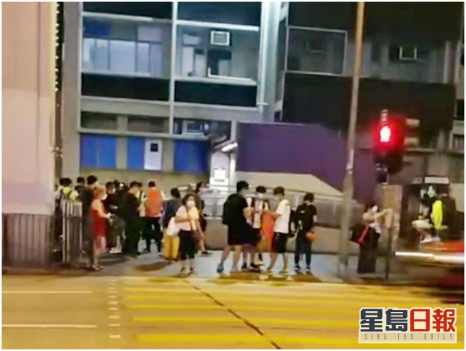 太子站外昨晚有人聚集。网民截图