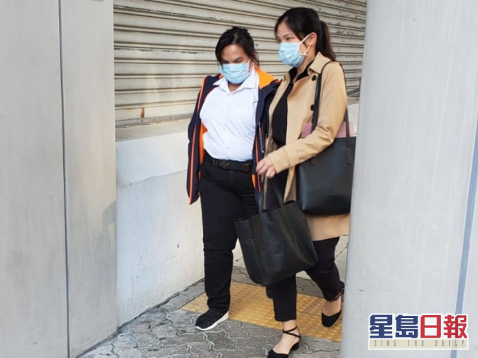 女被告黃樂敏(左)。