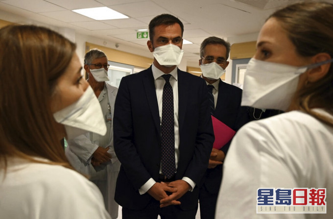 法國衛生部部長韋朗表示,下周一將巴黎列入疫情「最高警戒級別」。AP圖片