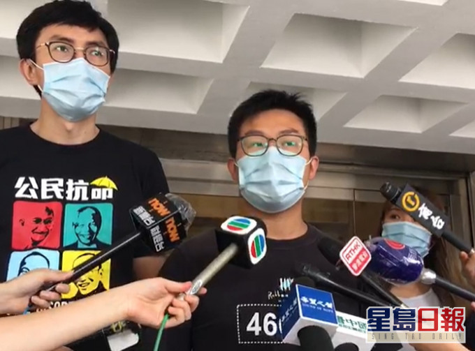 黄浩铭在庭外发言。
