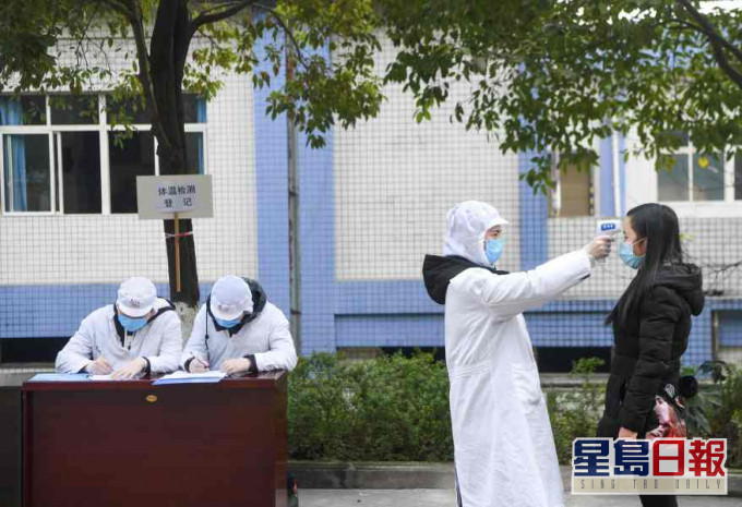 因应防疫内地多间企业都主动为员工检测体温。新华社