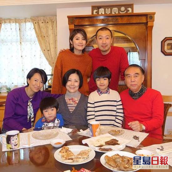 原告為陳慧琳奶奶沈靜(前排左三)入稟控告女兒劉建芝(左一)。 微博圖