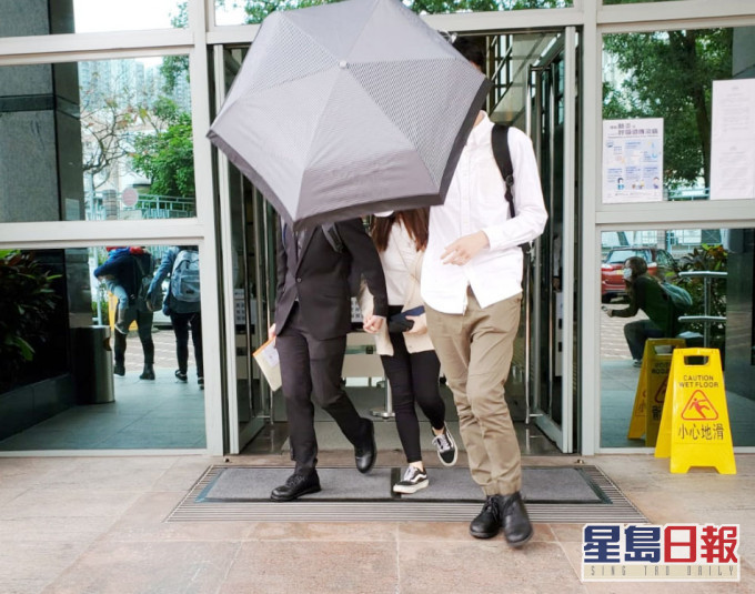 被告郑垲臻(黑色西装)。 叶君怡摄