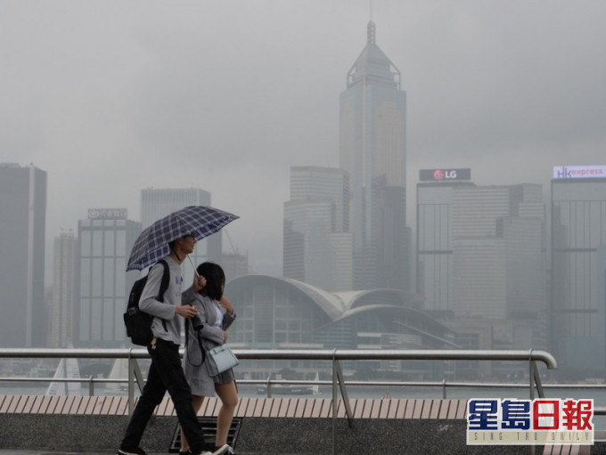 大致多雲,有幾陣驟雨。