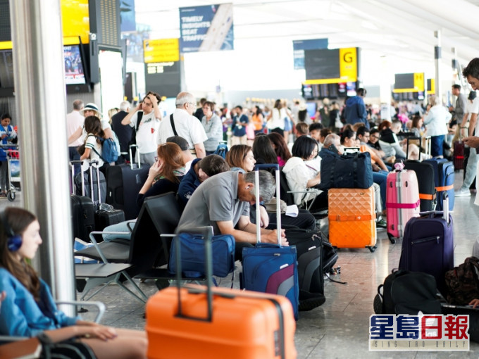 英國希斯路機場出現大批離開的旅客。資料圖片