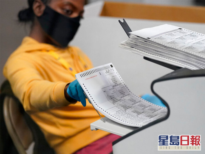 當地法例只是訂明容許觀察員進入房間內,觀察員和點票中心人員之間的距離,是由縣級選舉部門自行決定的。AP資料圖