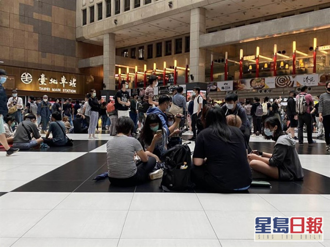 数百人响应到台北车站大厅席地而坐抗议。中时