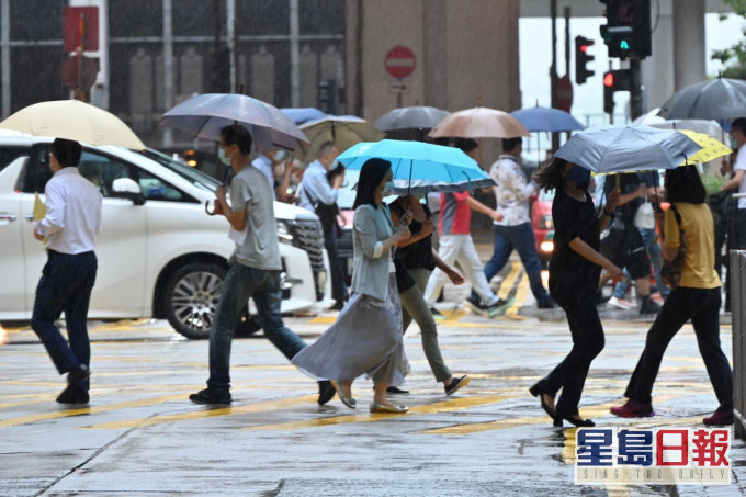 預料香港有狂風雷暴。