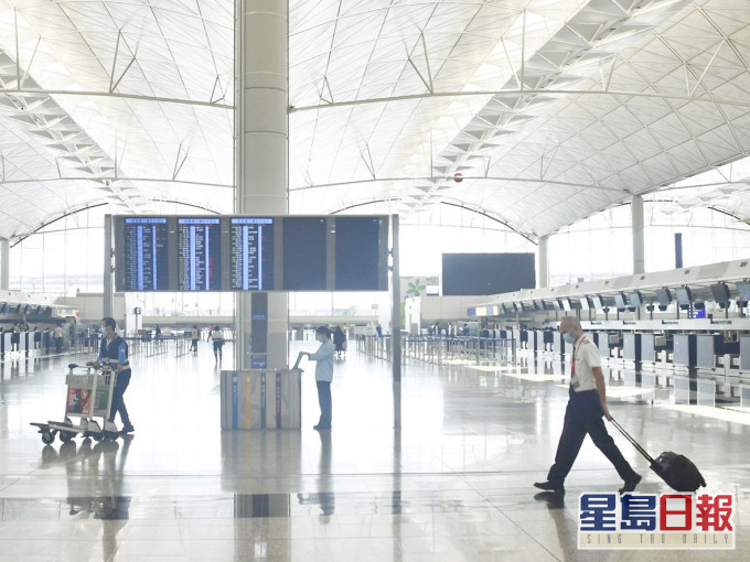 受疫情影響,機場去年的年客運量及年飛機起降量大減。 資料圖片