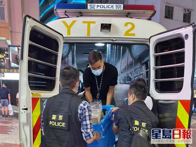 尖沙嘴分區雜項調查隊聯同衞生署控煙酒辦公室人員,昨日巡查區內食肆、酒吧、夜總會及派對房間。警方圖片