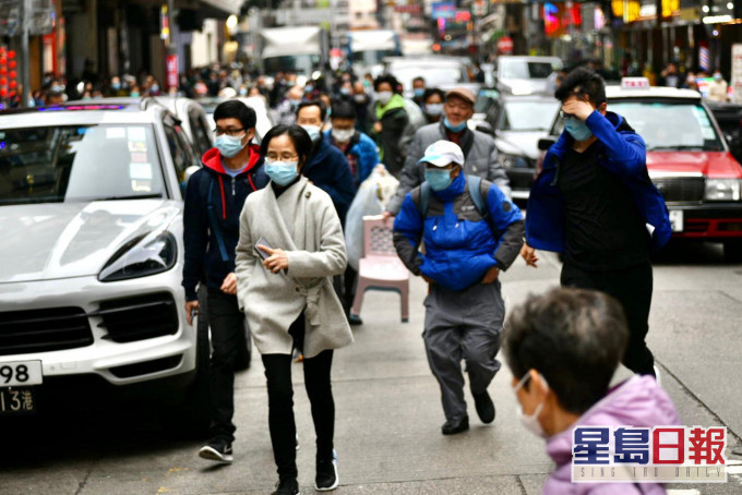 本港一罩難求,市民為口罩奔跑街頭。資料圖片