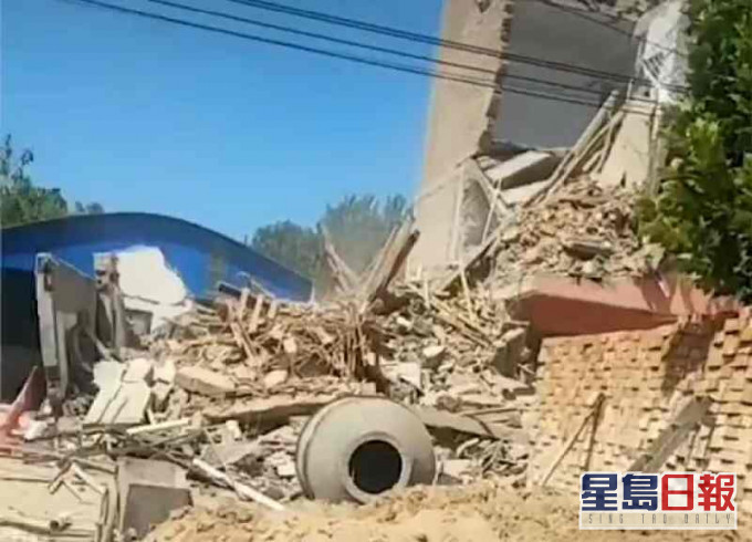 4層高樓房倒塌變成頹垣敗瓦。