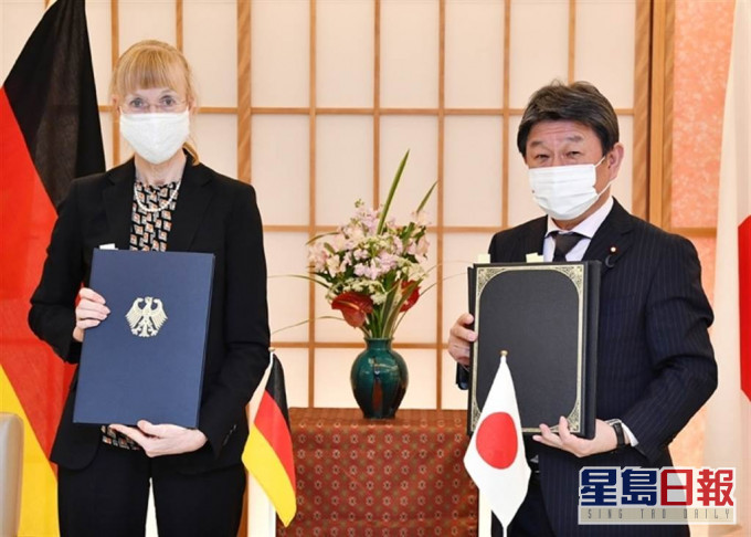 茂木敏充（右）和德国驻日大使莱佩尔签署「情报保护协定」。外务省图片