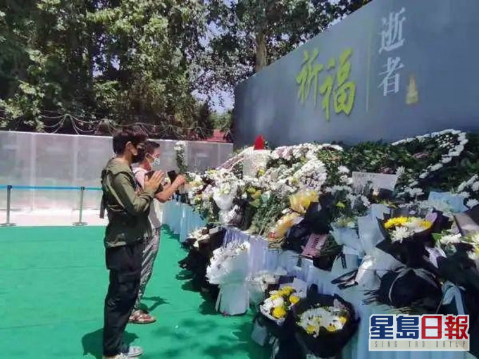 鄭州地鐵設站追思處,悼念水浸事故罹難者。網圖